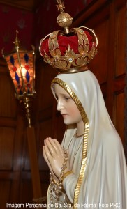 Em Fátima, no local das aparições, o Cardeal Benedetto Aloisi Masella, enquanto representante do Papa Pio XII, coroa pela primeira vez a imagem de Nossa Senhora em 13 de maio de 1946.