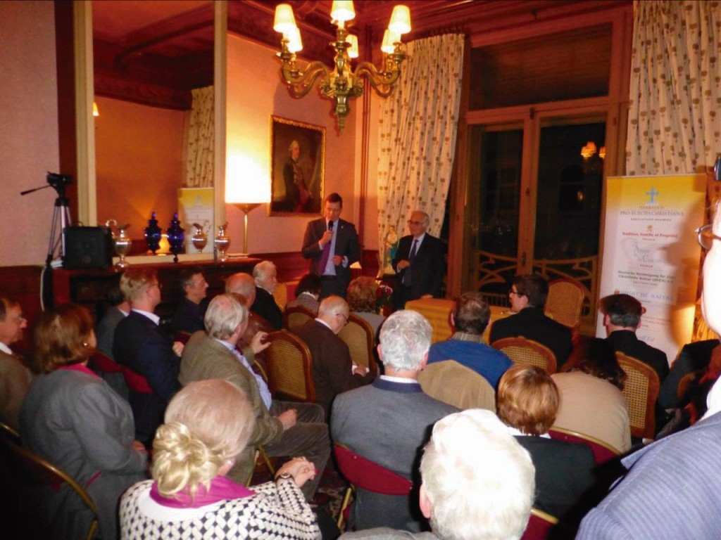 Em novembro de 2016, conferência do Prof. Roberto de Mattei (à direita do Duque Paul de Oldenburg) na sede da FPEC em Bruxelas