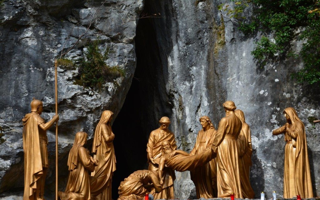 Em Lourdes, a XIV Estação da Via Crucis, Nosso Senhor Jesus Cristo é colocado no Sepulcro