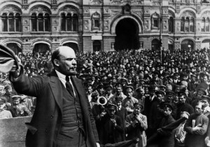 Lenine arenga os bolcheviques que derrubaram o Czar e implantaram o comunismo na Rússia