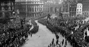 Desfile da vitória nas ruas de Londres, comemorando o triunfo sobre o nazismo e o fim da Segunda Guerra Mundial