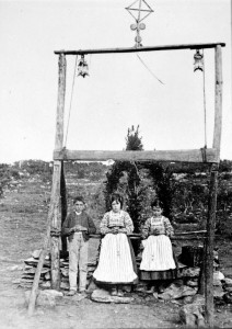 Os três videntes de Fátima junto ao arco levantado no local das aparições, em 13 de outubro de 1917