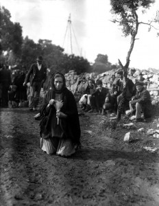 Foto de uma senhora fazendo peregrinação de joelhos no local das aparições.  Oração, sacrifício e reparação — atos que comprazem a Deus e à sua Mãe Santíssima.