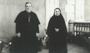 Irmã Lúcia com Dom José Alves Correia da Silva, Bispo de Leiria, em 1946.