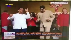 Guardas bolivarianos atiram bombas de gás lacrimogêneo e balas de borracha diretamente contra os manifestantes venezuelanos