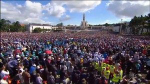Centenas de milhares de fiéis reunidos em Fátima, no dia 13 de maio último, para a canonização de Jacinta e Francisco 