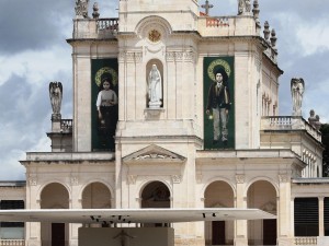 No dia da canonização de Jacinta e Francisco (13 de maio) as estampas dos dois novos santos colocadas na torre da Basílica Na. Sra. do Rosário em Fátima