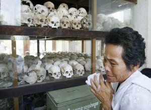Cambojana chora ao visitar memorial de Cheung Ek Killing Fields, que guarda milhares de crânios de vítimas do Khmer Rouge (AP Photo / Andy Eames)