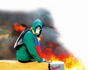 Jovem com máscara para se proteger das bombas de gás lacrimogêneo lançadas contra a população