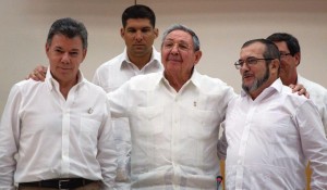 O processo dos acordos de paz na Colômbia sempre teve o total apoio do ditador cubano Raúl Castro (na foto, ao meio, tendo à esquerda o presidente Santos e à direita o líder guerrilheiro “Timochenko”).