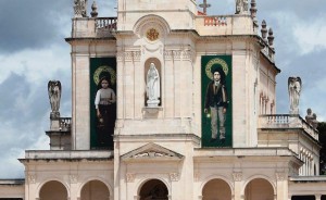 Torre da Basílica de Fátima no dia da canonização (13-5-17) de São Francisco e Santa Jacinta Marto
