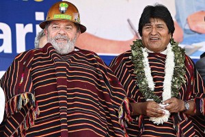 Lula da Silva, e seu homólogo boliviano Evo Morales. Ambos com trajes de índios macumbeiros.