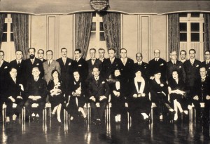 Bancada Paulista na Constituinte de 1924. Plinio Corrêa de Oliveira (de pé, o 7º da direita para a esquerda) o deputado mais votado, com apenas 24 anos de idade.