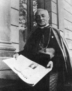 D. Bento Aloisi Masella, tendo em mãos o “Legionário”, jornal dirigido por Plinio Corrêa de Oliveira