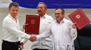 O presidente colombiano, Santos, com Raul Castro e o líder guerrilheiro das FARC, "Timochenko" com o texto do "Acordo de Paz" em mãos.
