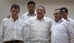 Juan Manuel Santos com o ditador cubano Raul Castro e o chefe da narco-guerrilha, Timochenko