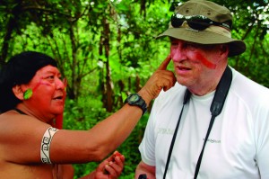 Harald V, rei da Noruega com indígenas no Brasil