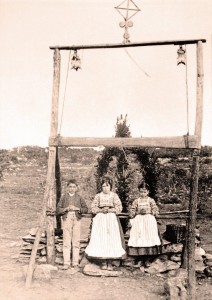 Os três pastorezinhos de Fátima, junto a um arco erguido pelo povo para marcar o local das Aparições