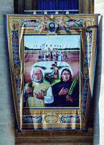 Tapeçaria com os Santos brasileiros, exposta na fachada da Basílica de São Pedro no dia da canonização