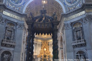 Baldaquino em bronze e ouro construído sobre o altar-mor da Basílica de São Pedro, em Roma, por Bernini, de 1624-1633.