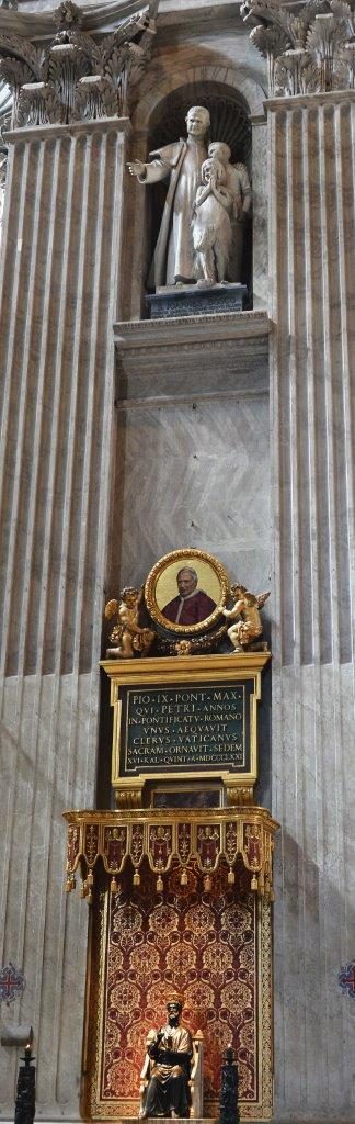 Num sonho, São João Bosco teve a revelação de que sua imagem estaria acima da estátua de bronze de São Pedro e do medalhão/mosaico do Papa Pio IX. Constrangido com tal glória, ele acordou e o sonho de desfez. Mas hoje, na nave central da Basílica de São Pedro em Roma, essa revelação encontra-se imortalizada em mármore, como se vê nesta foto. A Estátua mede 4.80 m e foi realizada pelo famoso escultor Pietro Canonica (1869 - 1959)