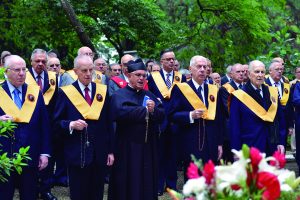 Recitação do terço do rosário, presidido pelo Padre David Francisquini, no Cemitério da Consolação