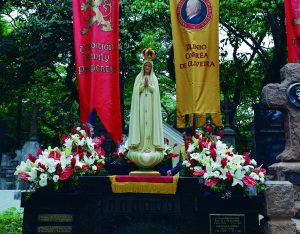 Recitação do terço do rosário, presidido pelo Padre David Francisquini, no Cemitério da Consolação