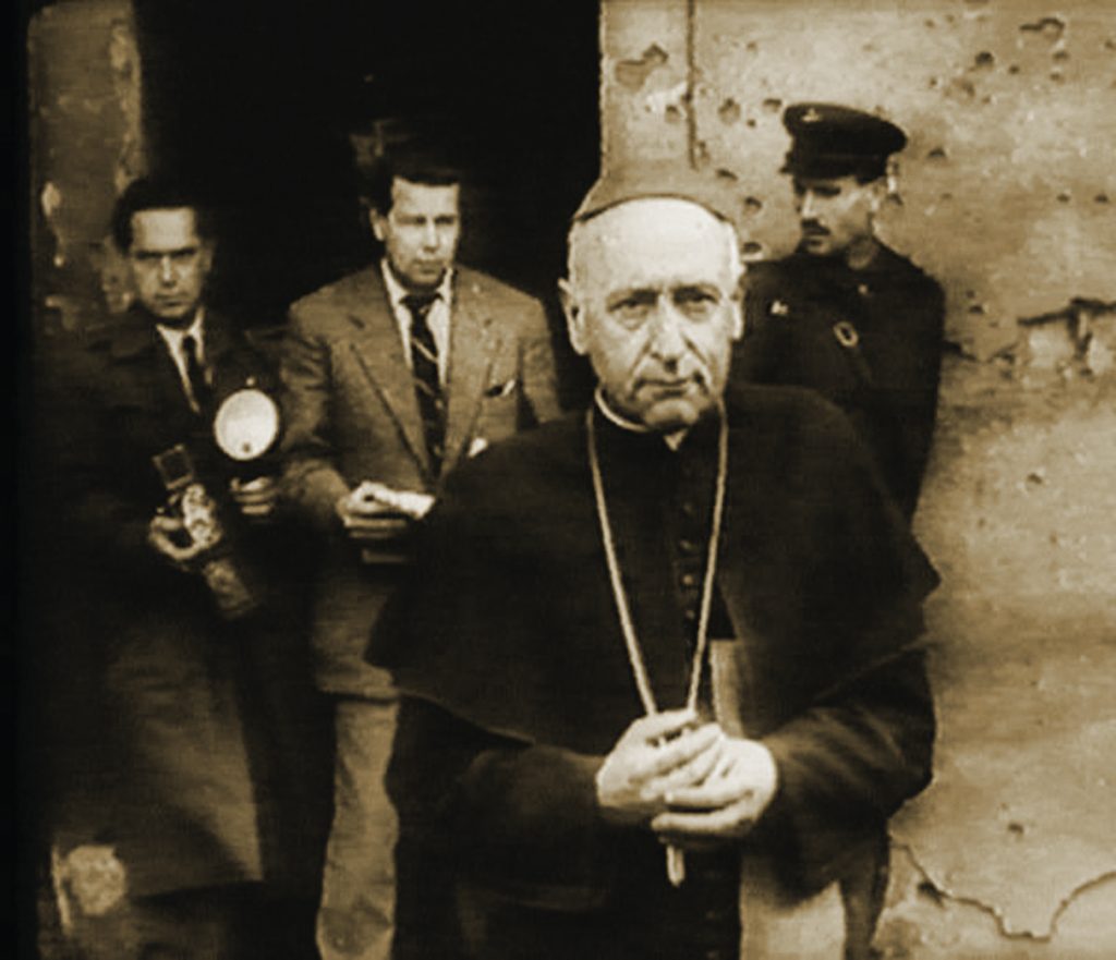 Herói da resistência anticomunista, o Cardeal József Mindszenty (1892–1975), foi Arcebispo-Príncipe de Esztergom e Primaz da Hungria. Preso pelo regime comunista e cruelmente torturado, resistiu corajosamente. Na foto, em 1956, o Cardeal libertado do cárcere durante o levante popular anticomunista.