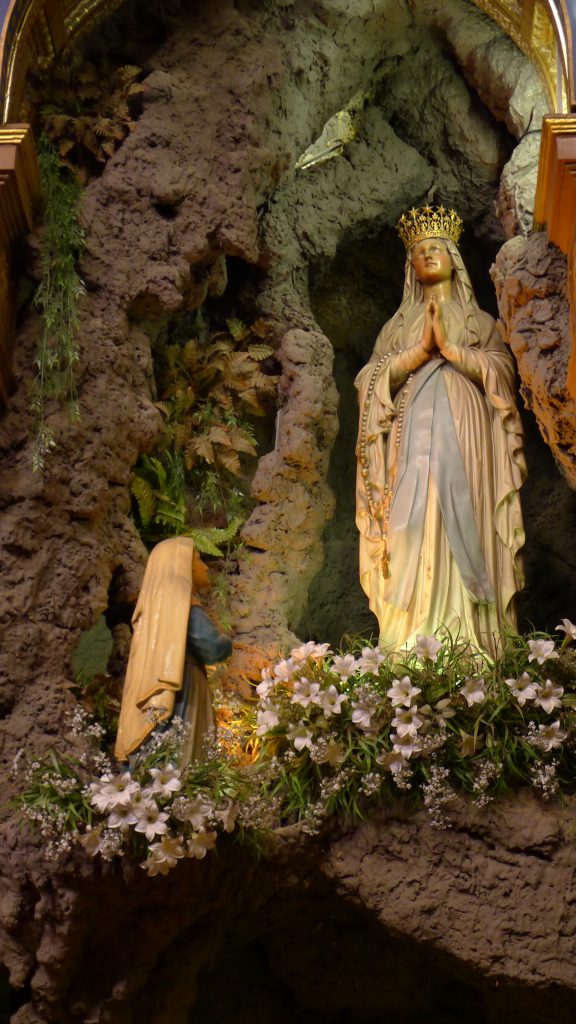 Imagem de Na. Sra. de Lourdes venerada na Igreja do Sagrado Coração Jesus [Foto PRC]