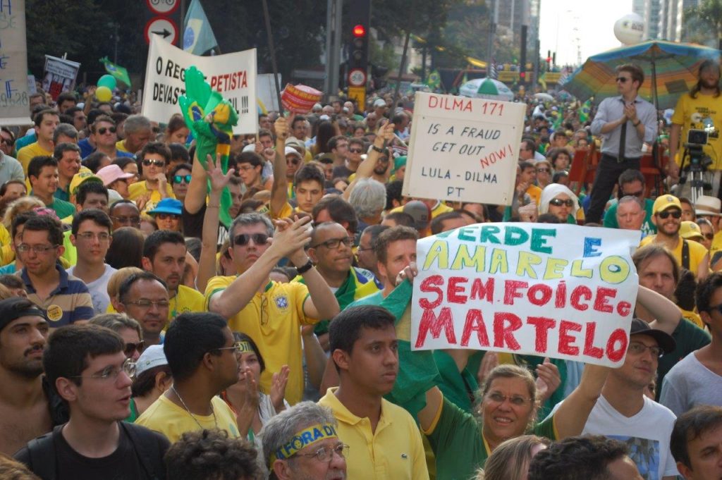 “Nossa bandeira é verde-amarelo sem foice e martelo”. 