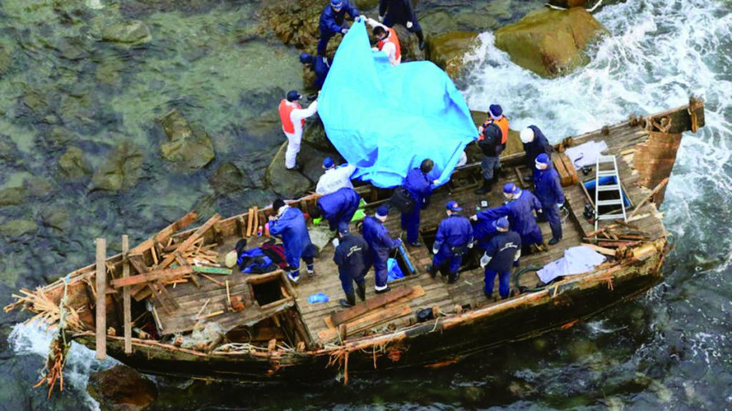 “Barcos fantasmas” norte-coreanos lotados de cadáveres