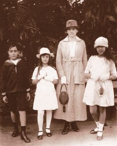 Plinio acompanhado de sua irmã e de sua prima, com a Fräulein Mathilde