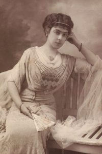 Em 1912, Da. Lucilia em Paris