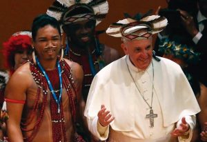O Papa Francisco com um cocar da etnia pataxÃ³, durante a visita que fez ao Brasil em 2013