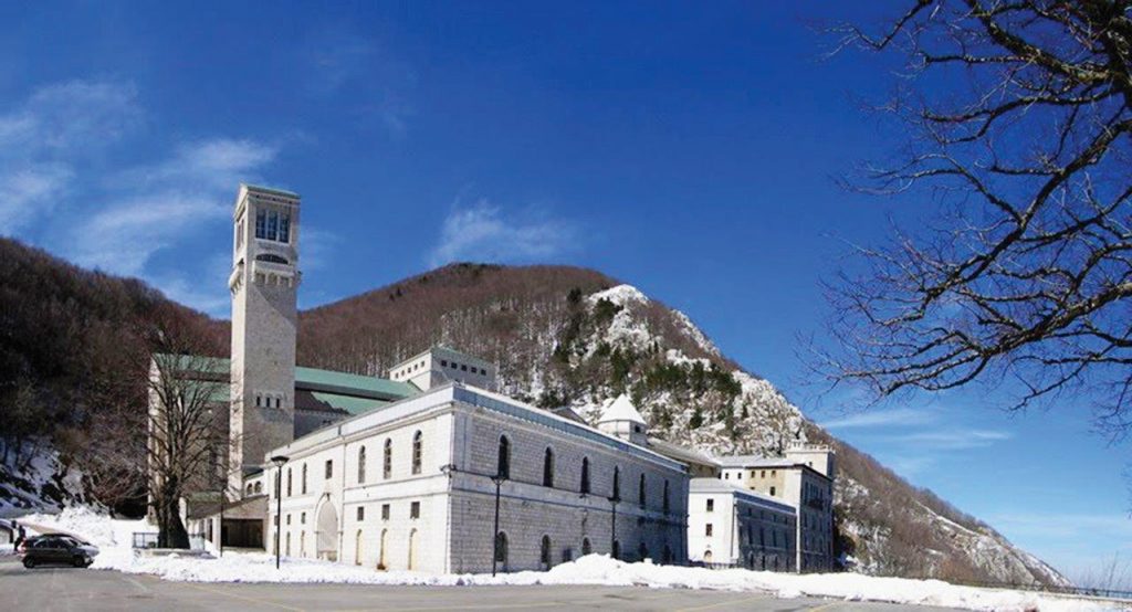 Imagem de Nossa Senhora no altar principal do Santuário de Montevergine
