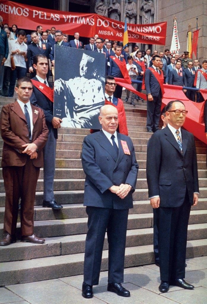 Já na década de 1970, o Papado sofria o processo que o próprio Paulo VI [foto abaixo] denominou como autodemolição. Plinio Corrêa de Oliveira [foto acima] após uma missa pelas vítimas do comunismo celebrada na catedral de São Paulo, nos anos 70.