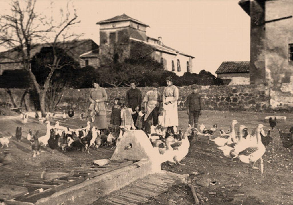 Unica foto conhecida da menina Maria Goretti, tirada em 1902 [detalhe abaixo]