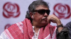 Devido à "cota guerrilha", terroristas das FARC tomam posse no Congresso colombiano. Um deles, para enganar, em vez do fuzil, segura uma rosa... Quem acredita?