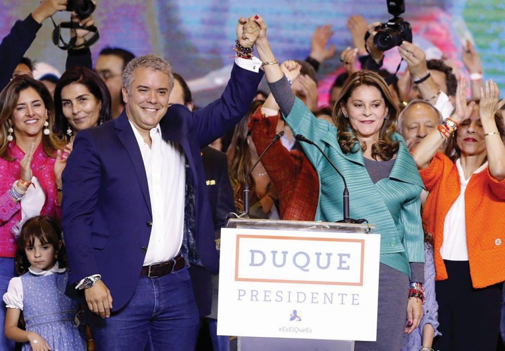 O presidente IvÃ¡n Duque junto Ã  vice-presidente Marta LucÃ­a RamÃ­rez, no dia da eleiÃ§Ã£o