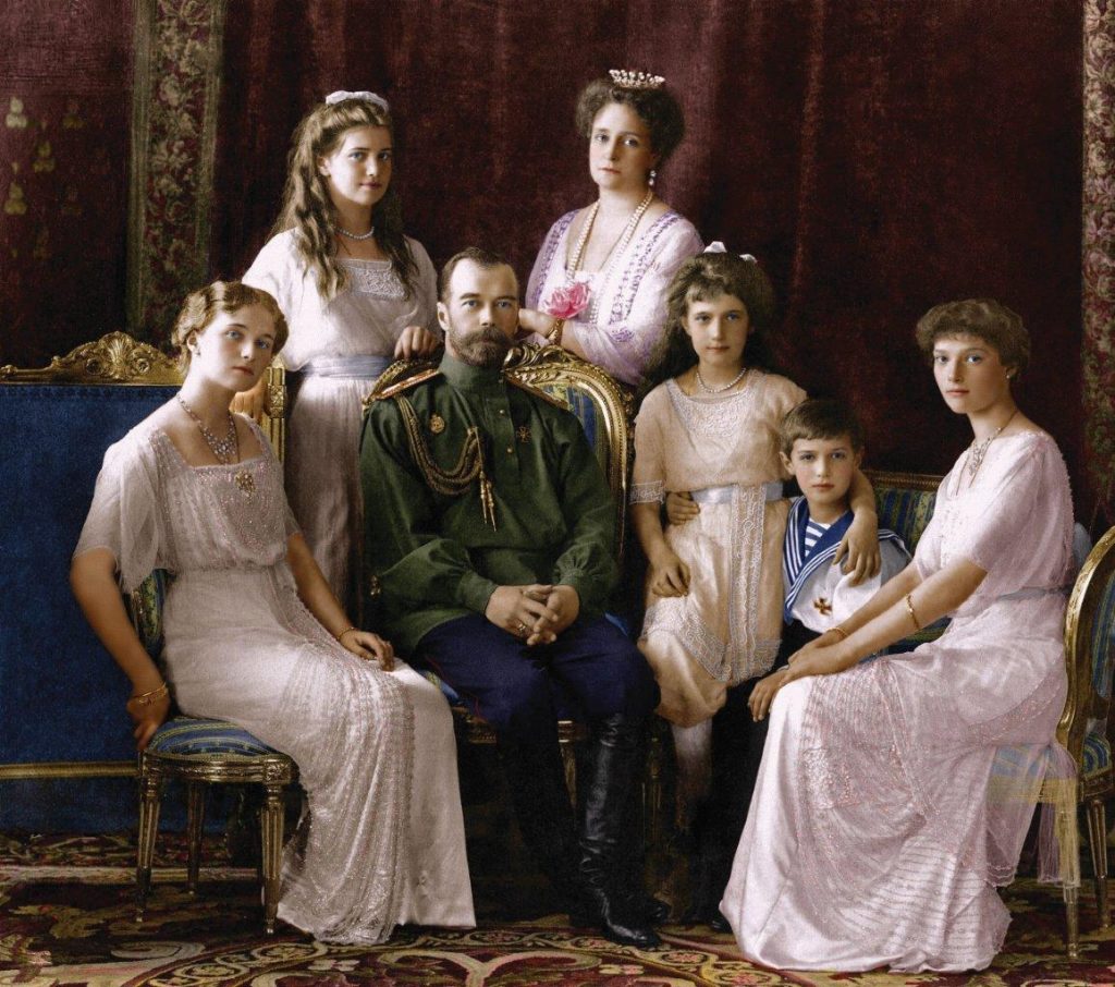 O Tzar Nicolau II com sua esposa Alexandra e seus fi lhos Olga, Maria, Anastasia, Alexei e Tatiana, em 1913.