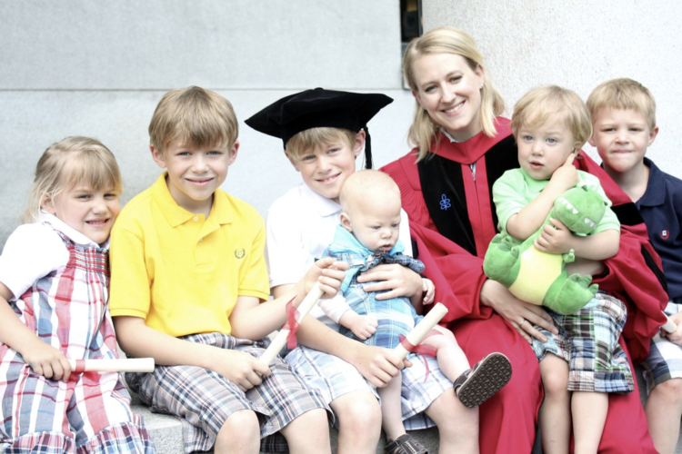 Dra. Catherine Pakaluk, professora de InvestigaÃ§Ã£o social e Economia na Universidade CatÃ³lica da AmÃ©rica, com seis de seus oito filhos