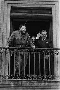 Fidel Castro e seu “camarada” Salvador Allende na sacada do Palácio de La Moneda, em Santiago do Chile