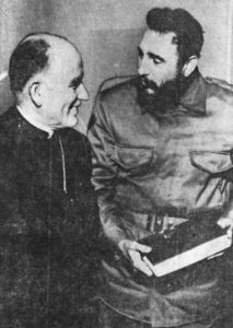  Duas simbólicas fotos do Cardeal Raúl Silva Hernríquez: à esquerda, no palanque da Unidad Popular cumprimentando Allende, e à direita com o ditador cubano Castro, ao qual presenteia com uma Bíblia...