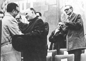 Duas simbólicas fotos do Cardeal Raúl Silva Hernríquez: à esquerda, no palanque da Unidad Popular cumprimentando Allende, e à direita com o ditador cubano Castro, ao qual presenteia com uma Bíblia...