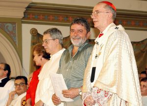 Numa Missa, em 1º de maio de 2003, Lula da Silva ladeado pelo Cardeal arcebispo de São Paulo, Dom Cláudio Hummes e por Frei Betto