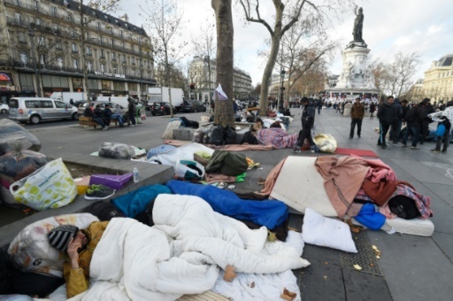 Imigrantes maometanos acampados em Paris