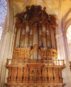 Majestoso Ã³rgÃ£o da catedral de Sevilha, na Espanha