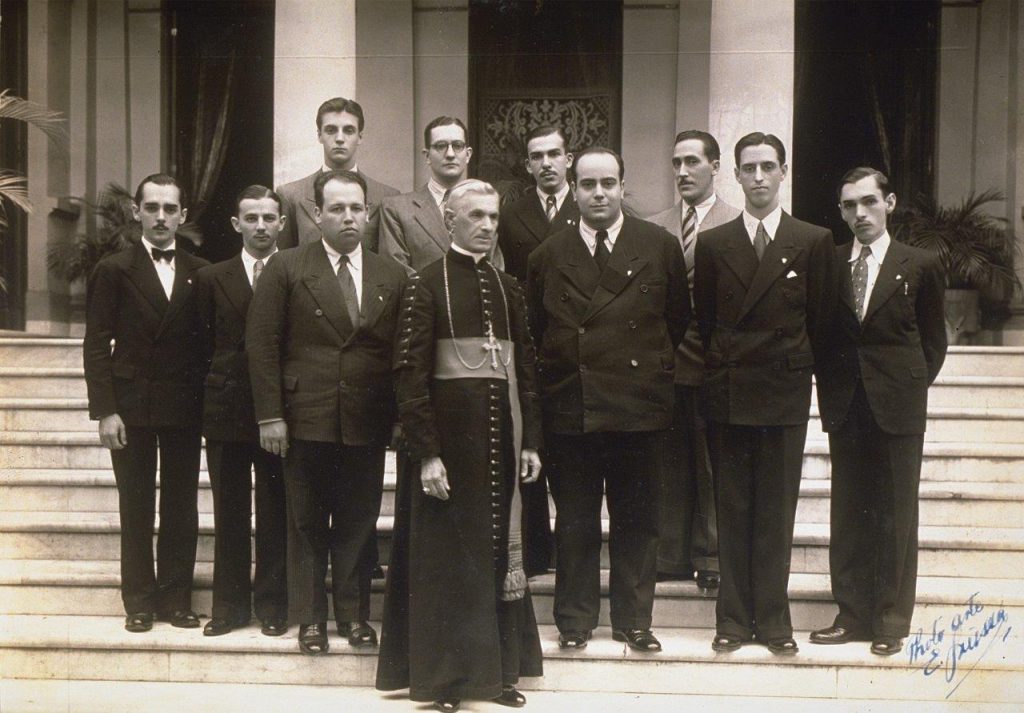 O grupo de colaboradores do â€œLegionÃ¡rioâ€ junto a Dom Duarte Leopoldo e Silva, arcebispo de SÃ£o Paulo. No cÃ­rculo, o diretor do jornal, Plinio CorrÃªa de Oliveira.