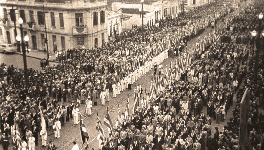 O Congresso EucarÃ­stico de 1942, em SÃ£o Paulo, foi uma paradigmÃ¡tica mostra do peso dos catÃ³licos na vida pÃºblica do PaÃ­s. Na Ã©poca, o prÃ³prio GetÃºlio Vargas leu bem o sentido desta mensagem.