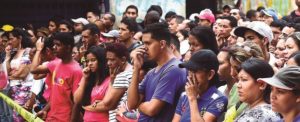 Uma mistura de sentimentos nestes olhares de venezuelanos em Caracas: perplexidade, desconfiança, desesperança, ódio...